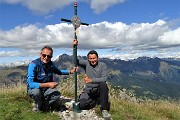 02 Alla croce di vetta dello Zucco Barbesino piacevole incontro con Alessio che rientra dallo Zuccone Campelli